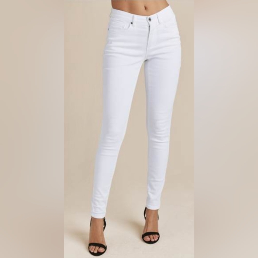118. NWT April Jeans White Size 7